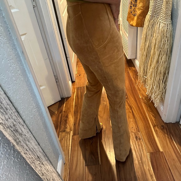 ALO Yoga Camel Flare Pants s cords - Picture 10 of 16